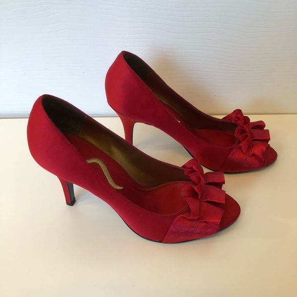 Nina Red Satin Heels Women's Shoes size 7.5 Kitten Heel Open Toe Ruffle detail - Picture 2 of 6